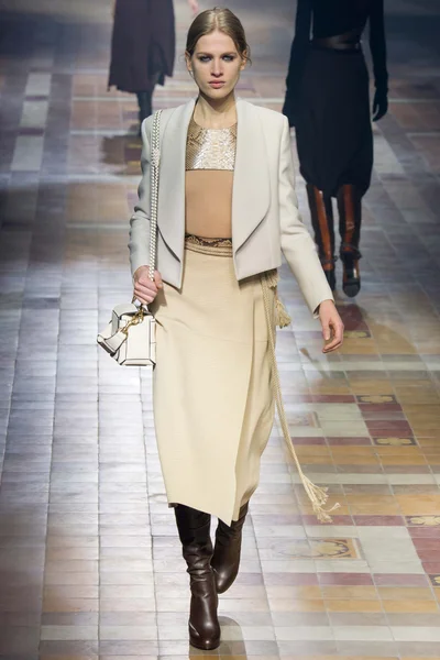 Look 10